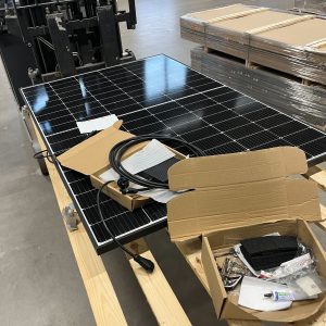 B-Ware Karibu Solarpanel inkl. Anschlusskabel, Wechselrichter, Halterung für Montage auf Gartenhäuser