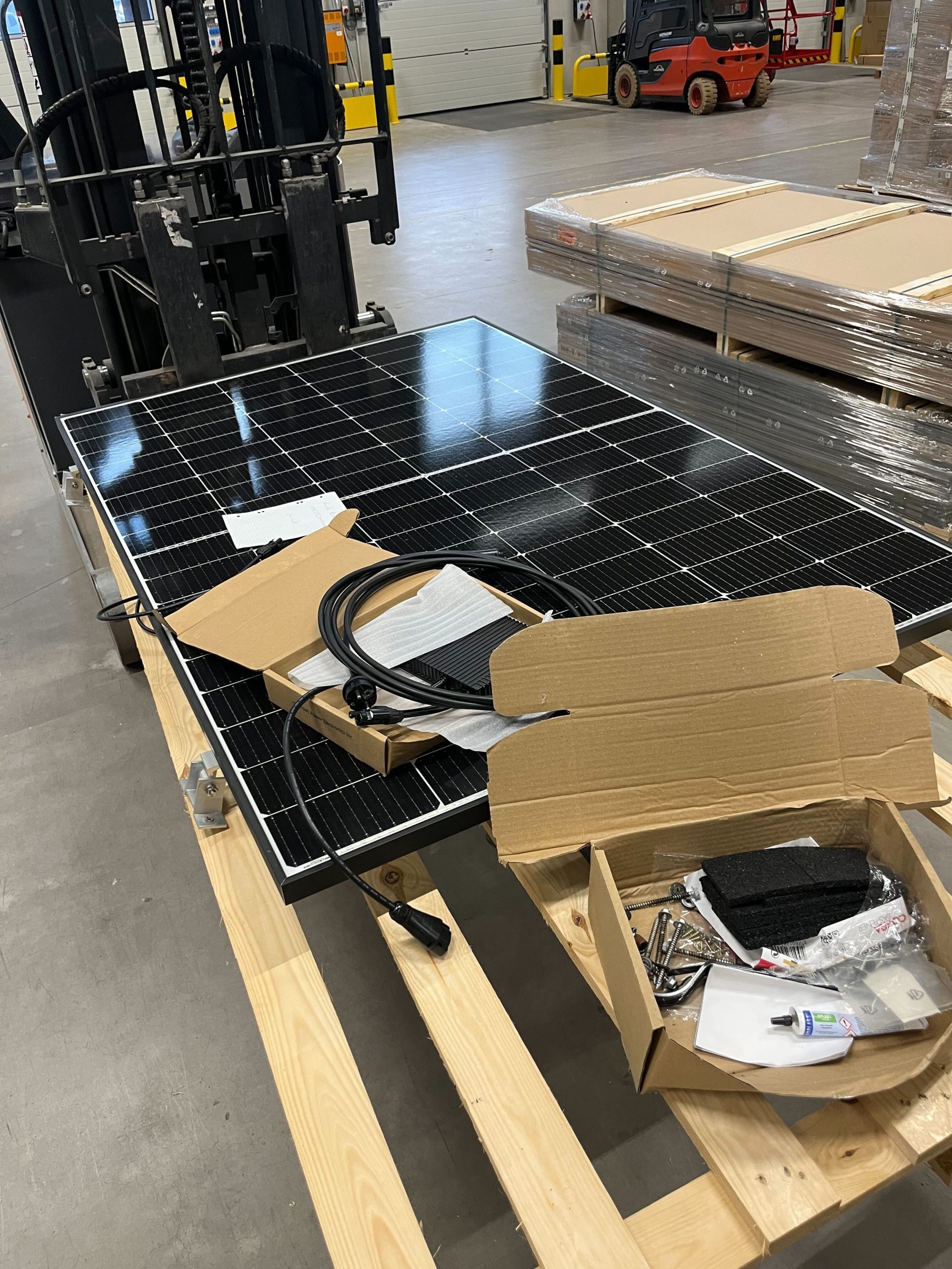 B-Ware Karibu Solarpanel inkl. Anschlusskabel, Wechselrichter, Halterung für Montage auf Gartenhäuser