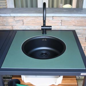 Big Green Egg Arbeitsplatte grün mit Ausschnitt für Spülbecken