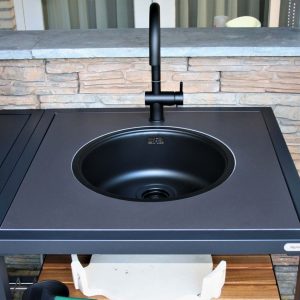 Big Green Egg Arbeitsplatte schwarz mit Ausschnitt für Spülbecken
