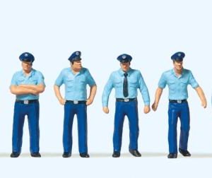 Feuerwehrmänner in Sommerunif
