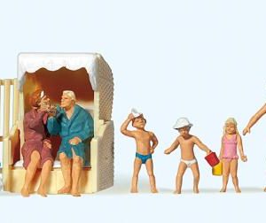 Paar im Strandkkorb, spielend