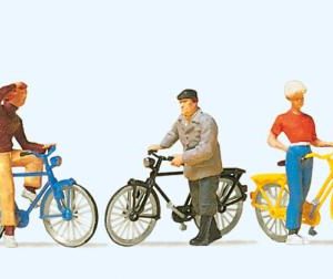 Stehende Radfahrer am Bahnübe