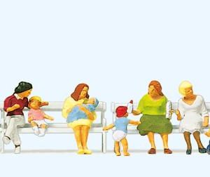 Sitzende Frauen, Kinderwagen,