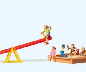 Spielende Kinder. Wippe, Sand