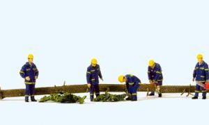 THW-Helfer bei Aufräumarbeite