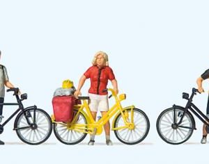 Stehende Radfahrer in sportli