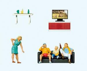 Familie beim Fernsehen. Wohnz