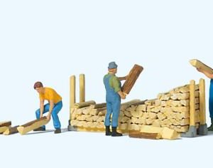 Beim Stapeln von Brennholz