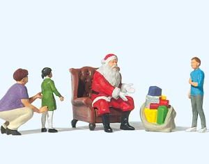 Weihnachtsmann im Sessel, Mutter mit Kindern