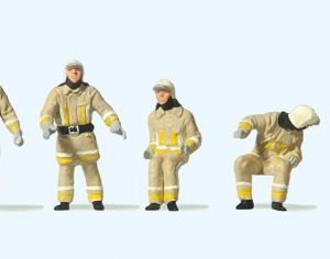 Feuerwehrmänner in moderner Einsatzkleidung