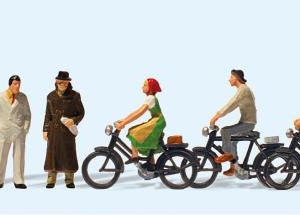 Passanten und Radfahrer. Um 1936