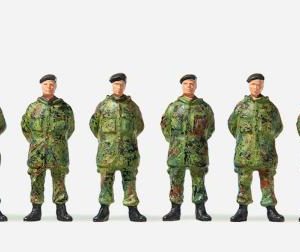 Soldaten stehend. Parka. Bare