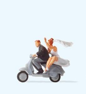 Brautpaar auf Vespa-Roller