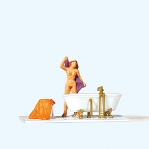 Frau an der Badewanne