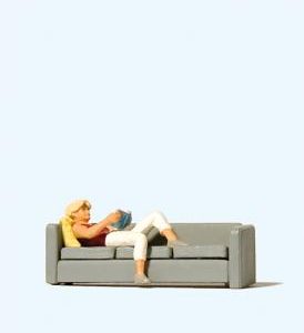 Lesende auf Sofa