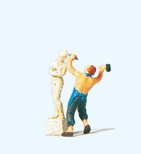 Bildhauer mit Skulptur