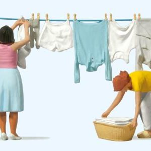 Frau beim Wäscheaufhängen