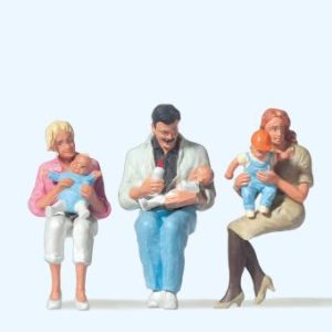 Sitzende Eltern mit Kindern