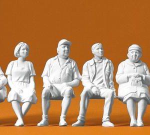Sitzende Reisende. 6 Figuren