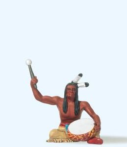 Indianer sitzend, mit Trommel
