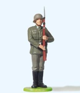 Soldat stehend, Gewehr präsen