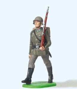Soldat im Marsch, mit Tornist