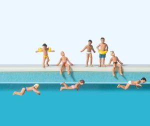 Kinder im Schwimmbad