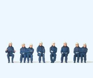 Sitzende Feuerwehrleute